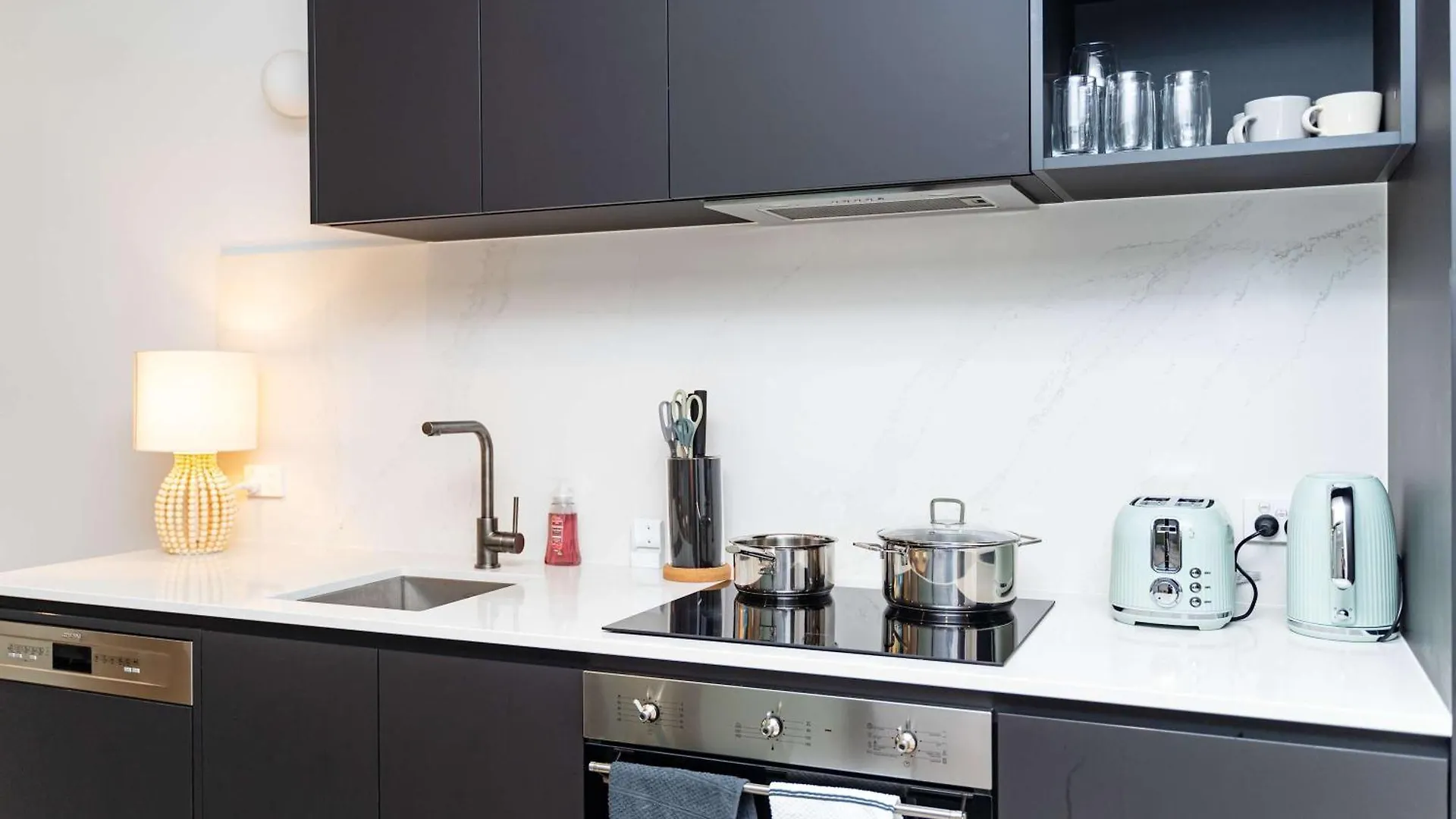 Modern 2 Bedroom Apartment In The Heart Of Canberra Center