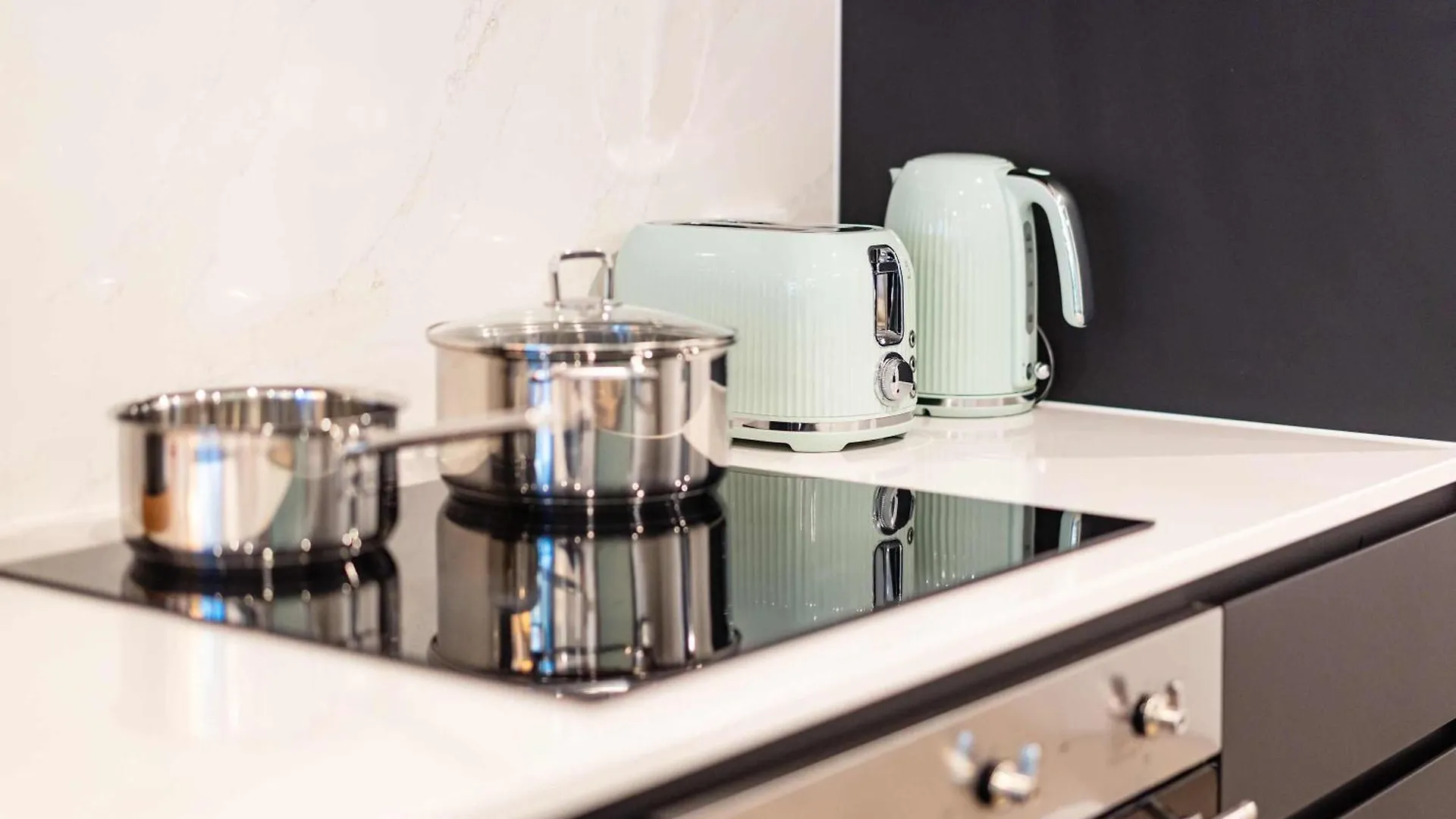 Modern 2 Bedroom Apartment In The Heart Of Canberra Center Australia
