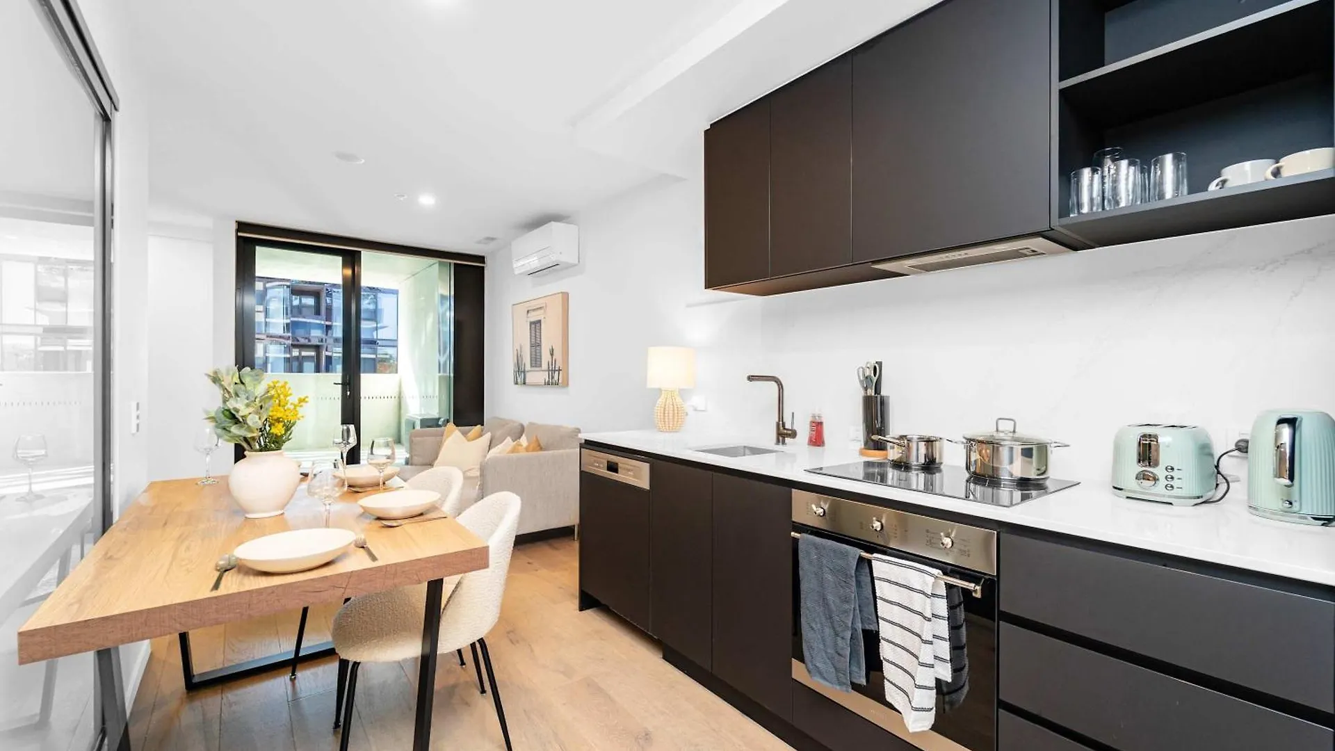 Modern 2 Bedroom Apartment In The Heart Of Canberra Center 0*,