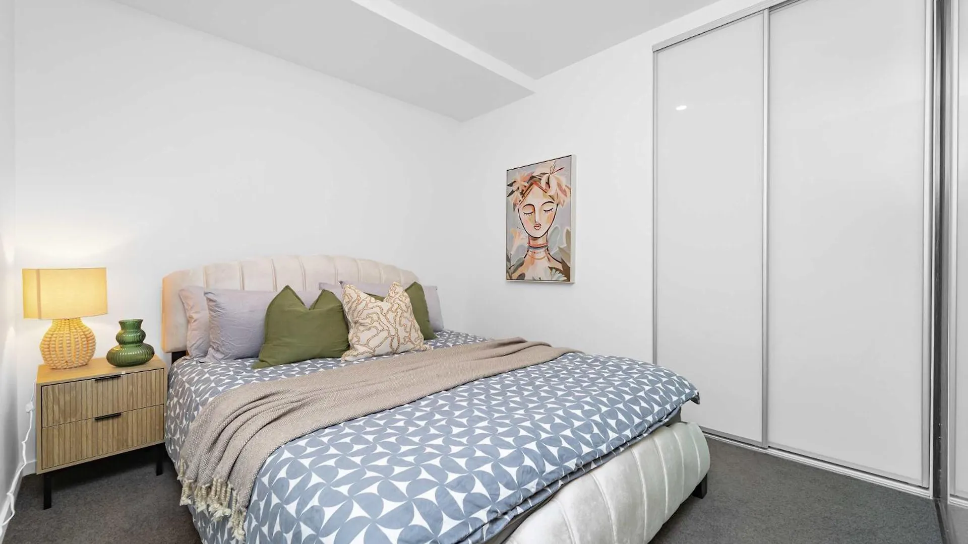 Modern 2 Bedroom Apartment In The Heart Of Canberra Center
